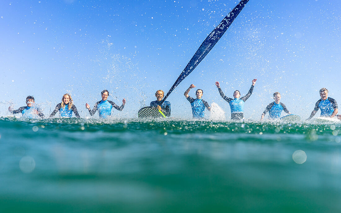 schlie&szlig;e neue Freundschaften in unseren Surfkursen