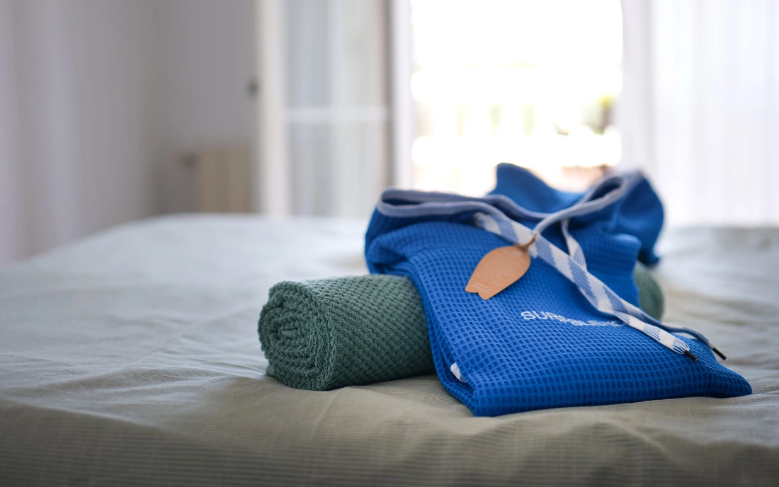 Duschhantücher werden bereit gelegt Surfcamp Loredo Spanien Handtuch