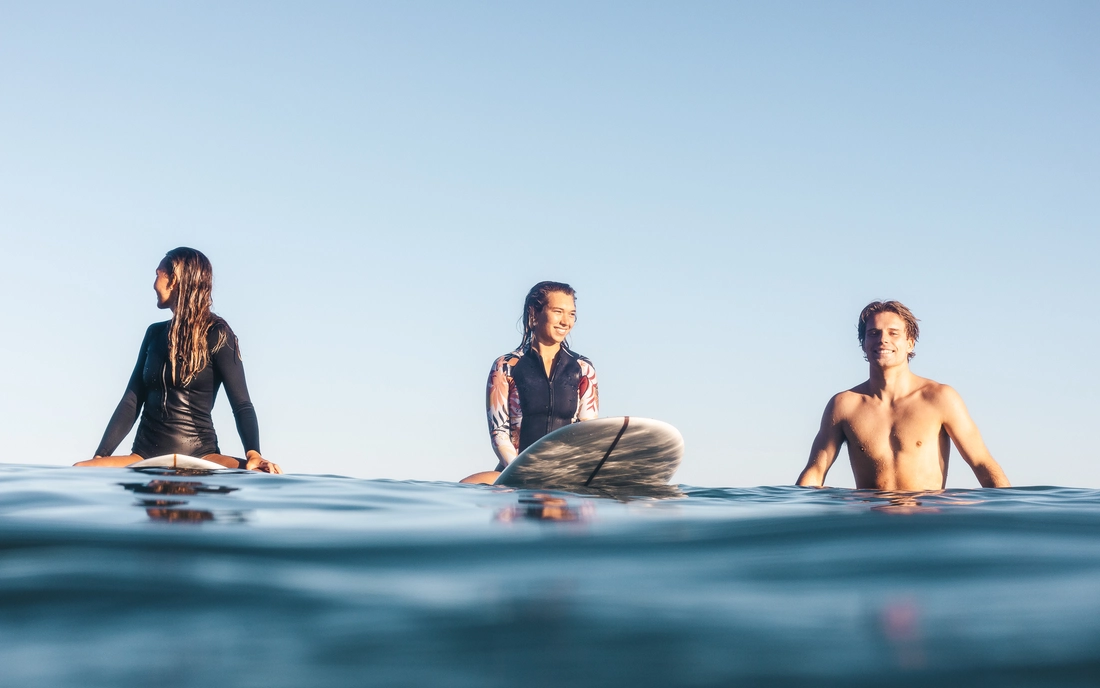 Surfer auf Surfbrett im Wasser