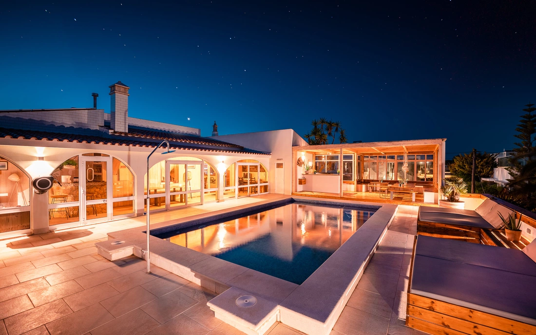 Die Surflodge bei Nacht