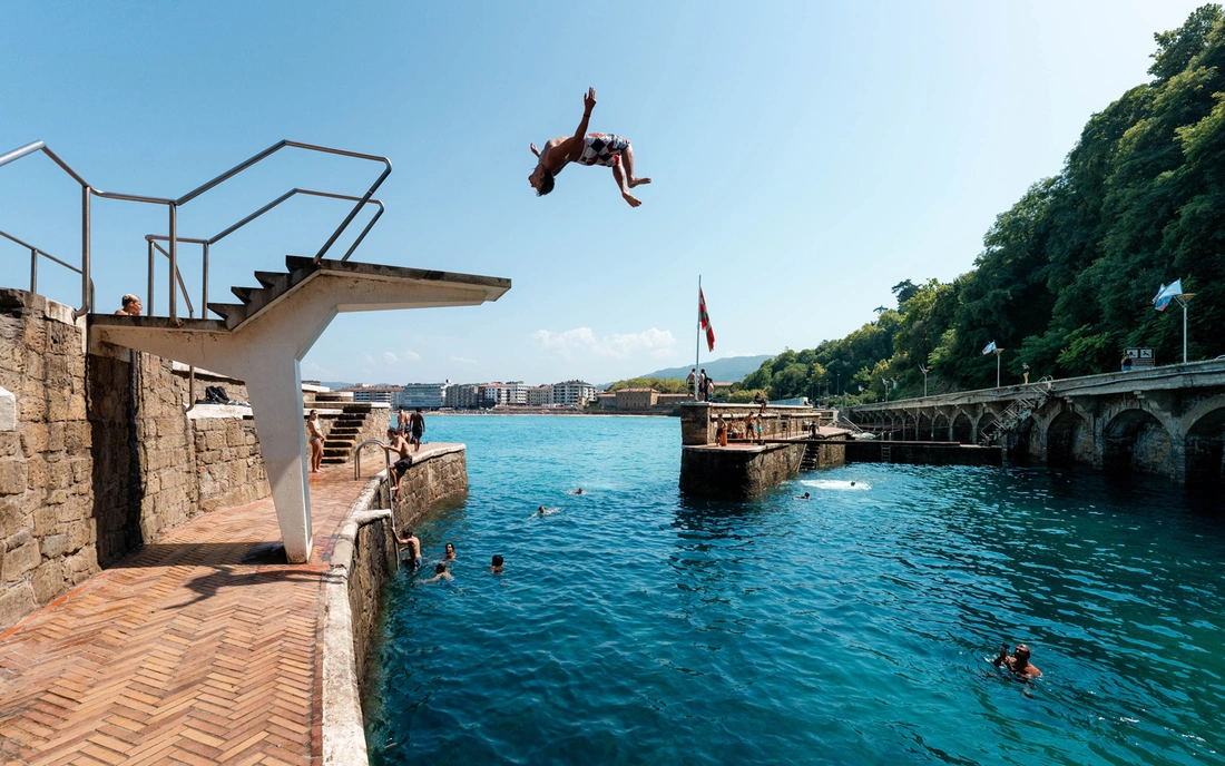 Surfcamp Zarautz Spanien Klippenspringen