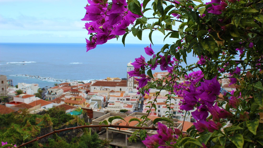 Blick auf Garachico in der Nähe des Surfspots Derecha de la Caleta Blick auf Garachico in der Nähe des Surfspots Derecha de la Caleta