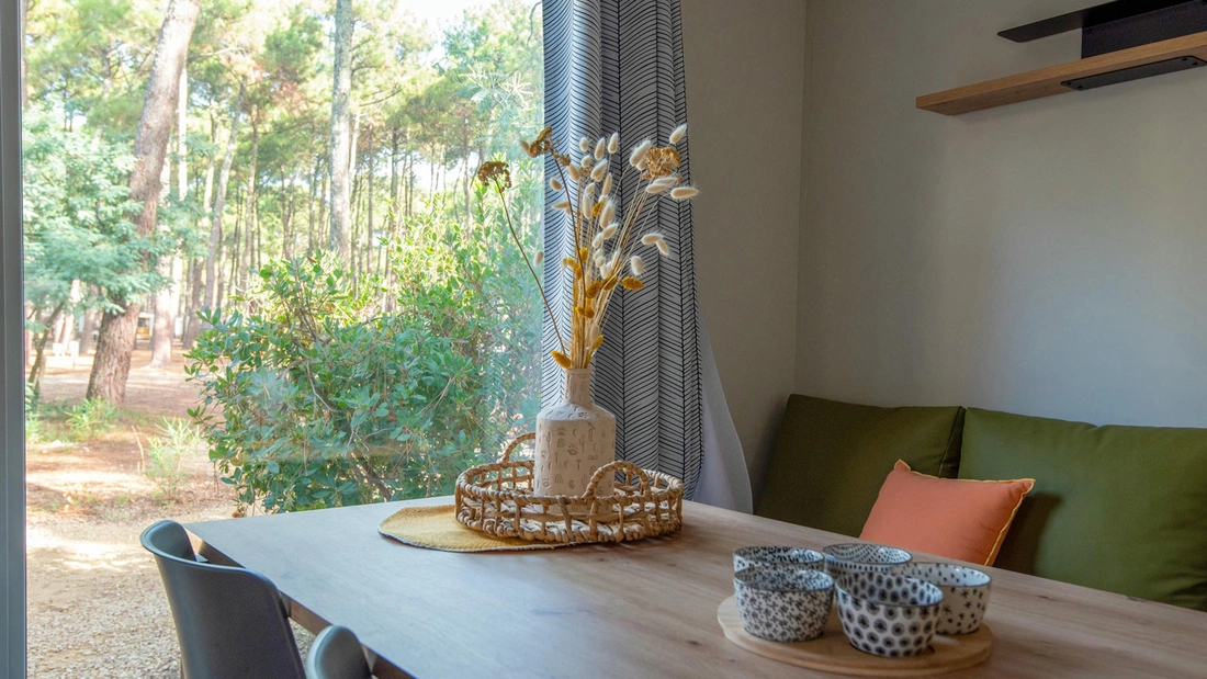 Familien Surfcamp Frankreich Mobile Home Esstisch