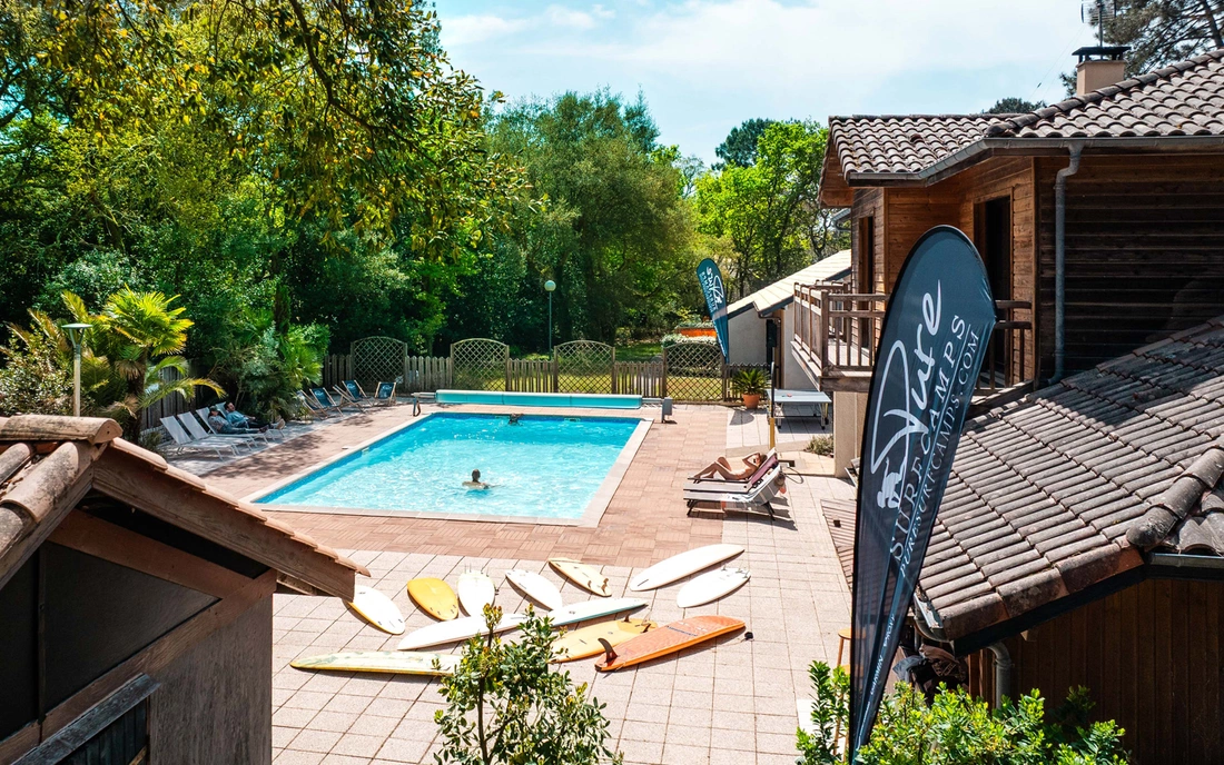 Surfcamp Soustons Plage Frankreich Pool Beachflag