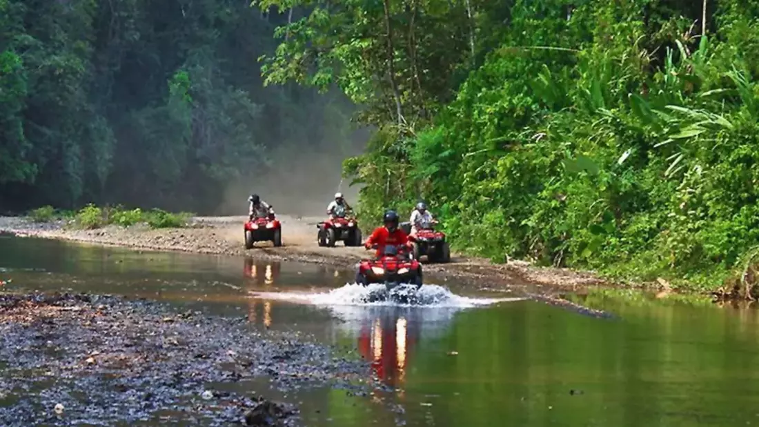 Ein riesen Spaß - Mit ATVs durch den Wald oder am Strand entlang heizen Ein riesen Spaß - Mit ATVs durch den Wald oder am Strand entlang heizen