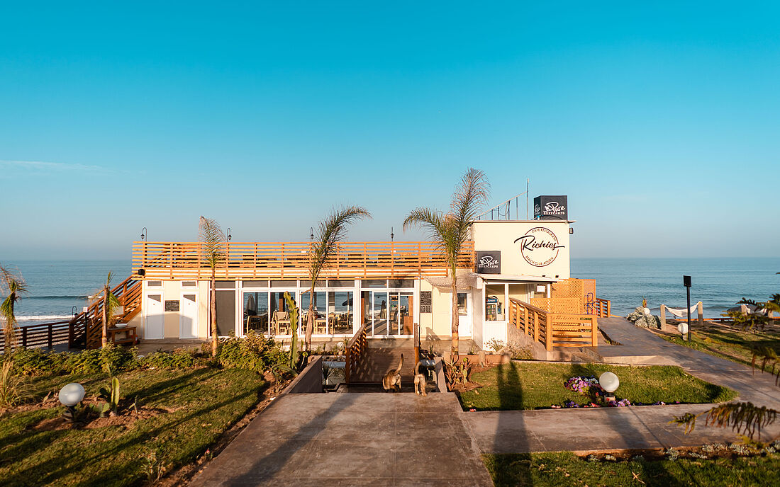 Tasty meals, refreshing smoothies, and immediate access to the beach.