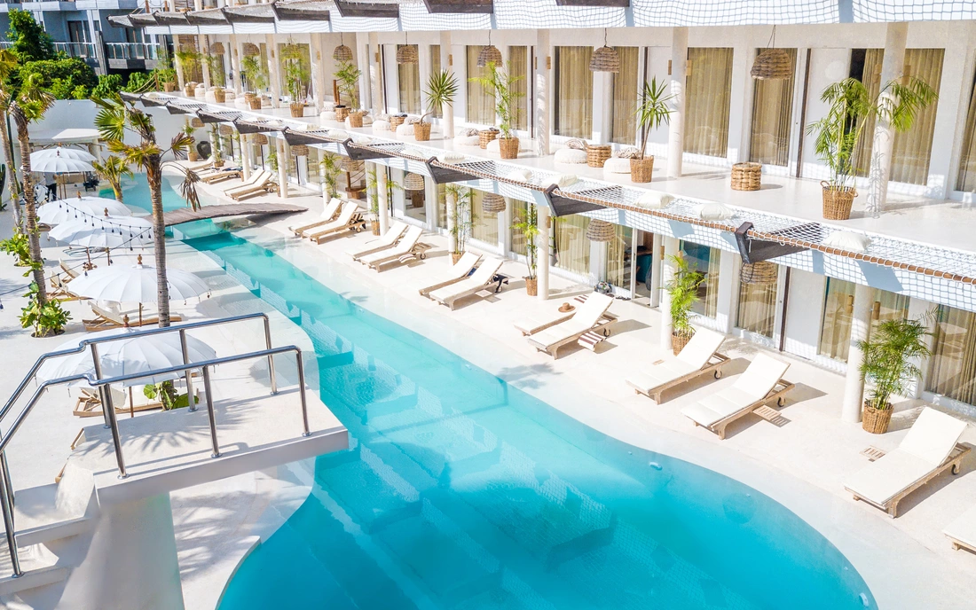 Surfcamp Bali Canggu Strandpool Sprungturm