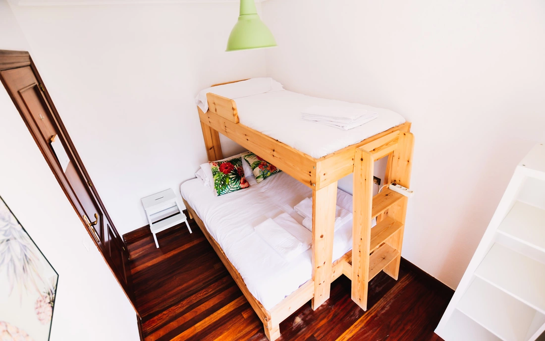 Standard 3er Zimmer mit Stockbett Surfcamp Loredo Spanien 3er Zimmer