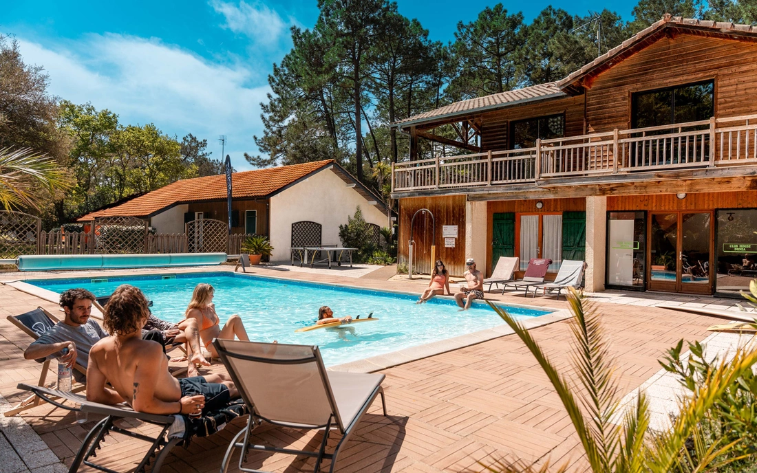 Surfcamp Soustons Plage Frankreich Pool Sonnenliegen