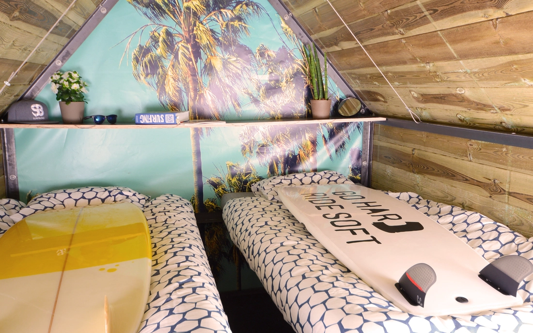 puresurfcamps-surfcamp-deluxe-zarautz-sheddie-twin-bett-surfboards