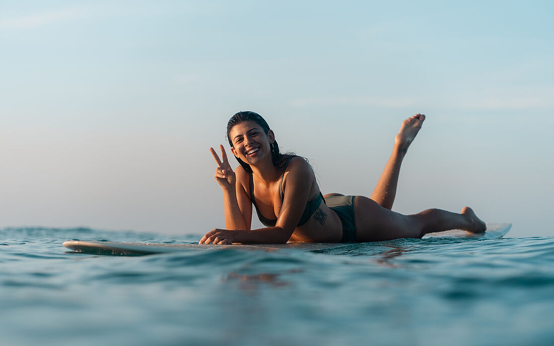 Beachfront Surfcamp Sri Lanka Guiding Sunset surf vorm Haus 