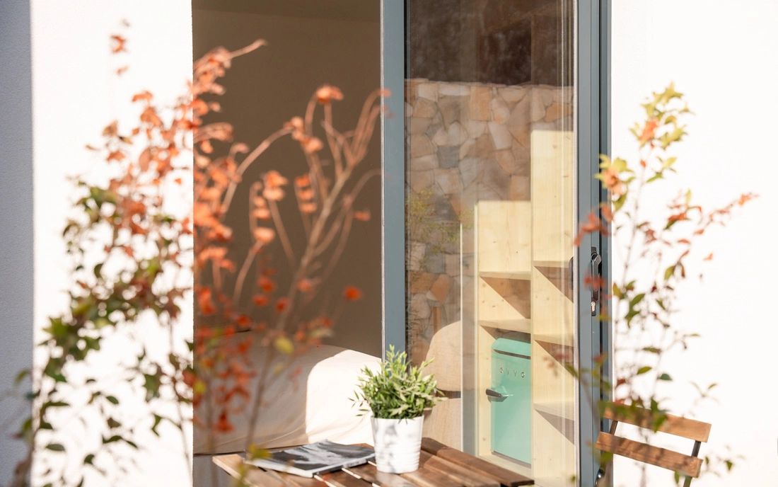 Doppelzimmer mit kleiner Terrasse Surfcamp Algarve Raposeira Portugal Doppelzimmer