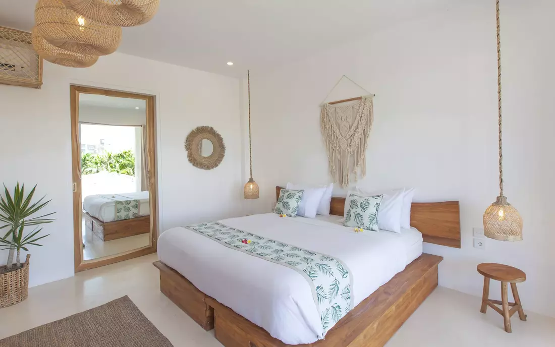 Beeindruckend sind die slebstgebauten Holzelemente Bali Surfcamp