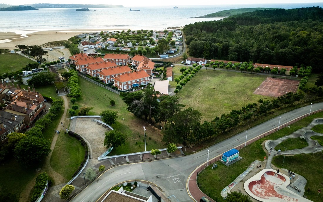 Nur 1 Minute zum Strand – den kleinen Fußweg entlang Loredo Spanien Bucht