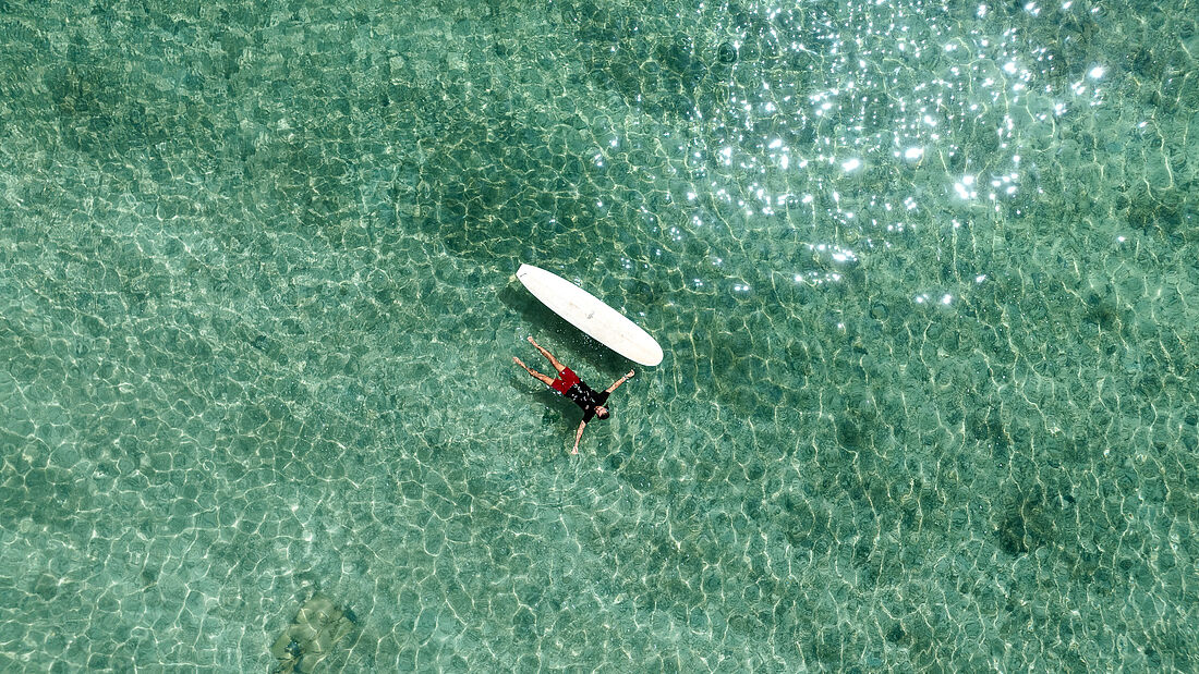SURFER IM GR&Uuml;NEN MEER 