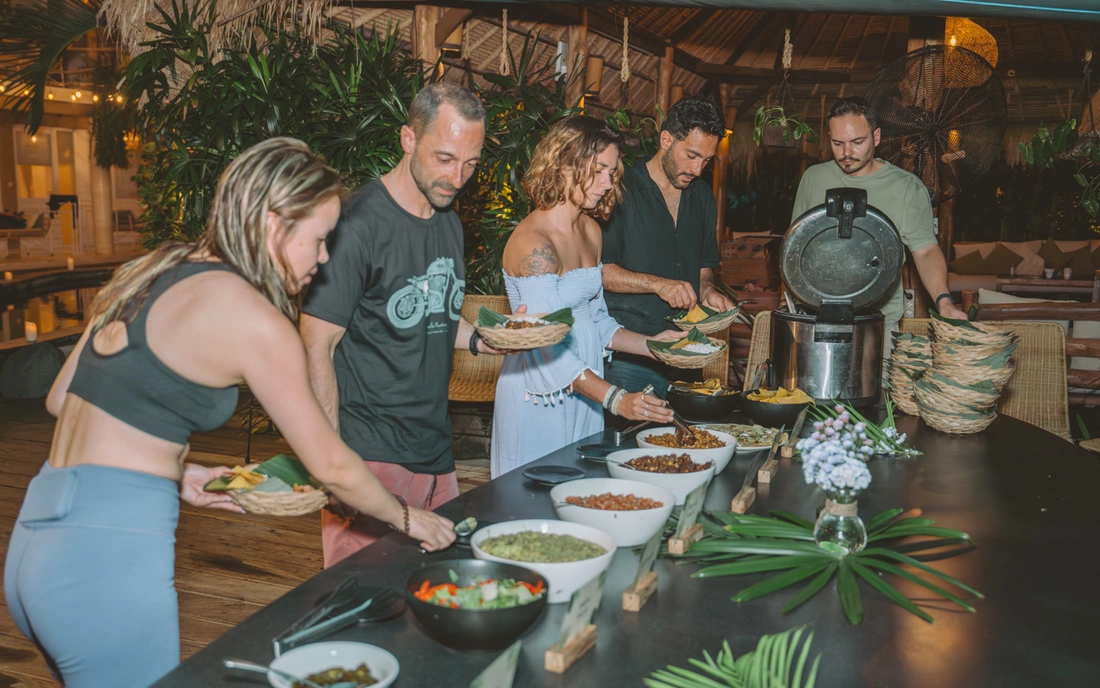 Surfcamp Bali Seminyak Abendessen