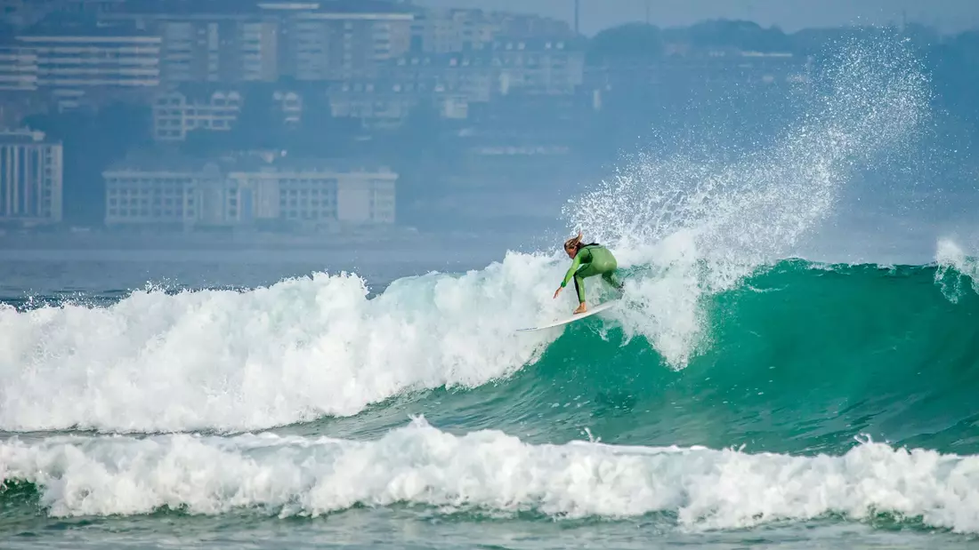 Surfer beim Surfen in Spanien