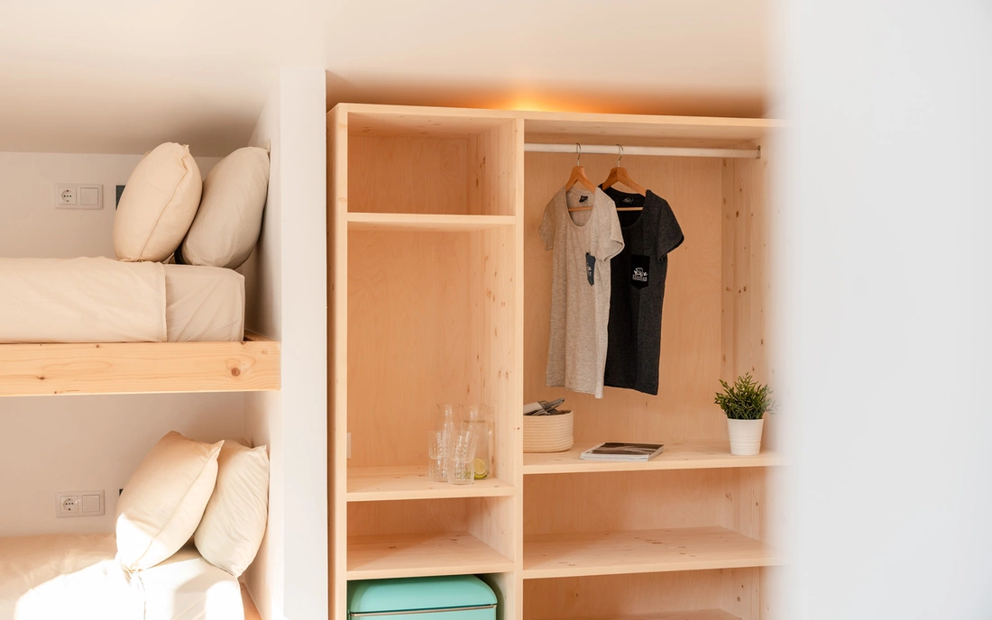 Platz für euer Gepäck im Mehrbettzimmer Surfcamp Algarve Raposeira Portugal Mehrbettzimmer