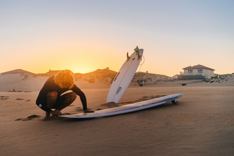 Surfen bei Sonnenaufgang
