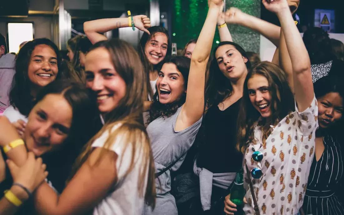 puresurfcamps-surfcamp-zarautz-spanien-party-girls