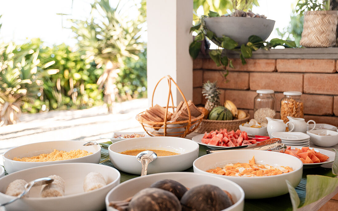 Fr&uuml;hst&uuml;cksbuffet in der morgensonne in Sri Lanka