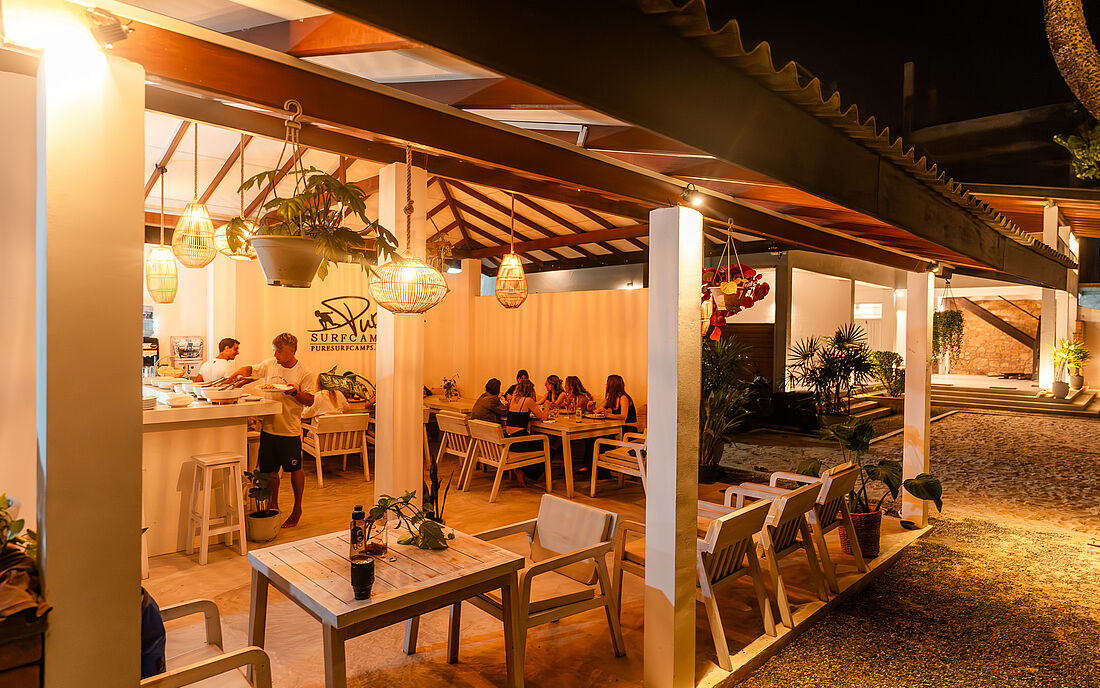 Surfcamp Beachfront bei Nacht und Abendessen