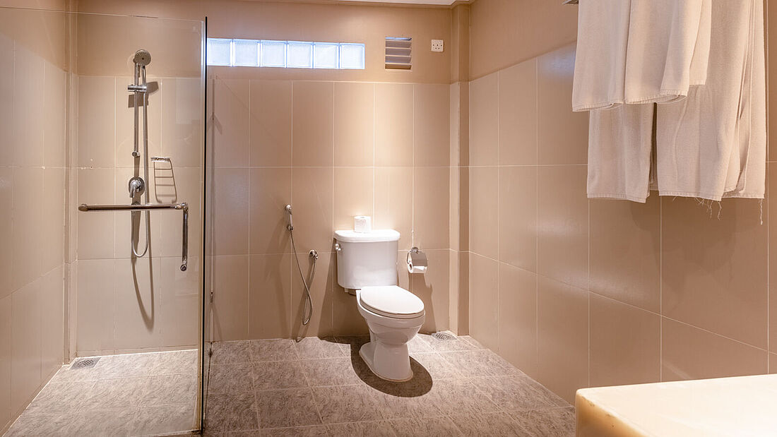 Das gro&szlig;z&uuml;ge Badezimmer der Beach Apartments