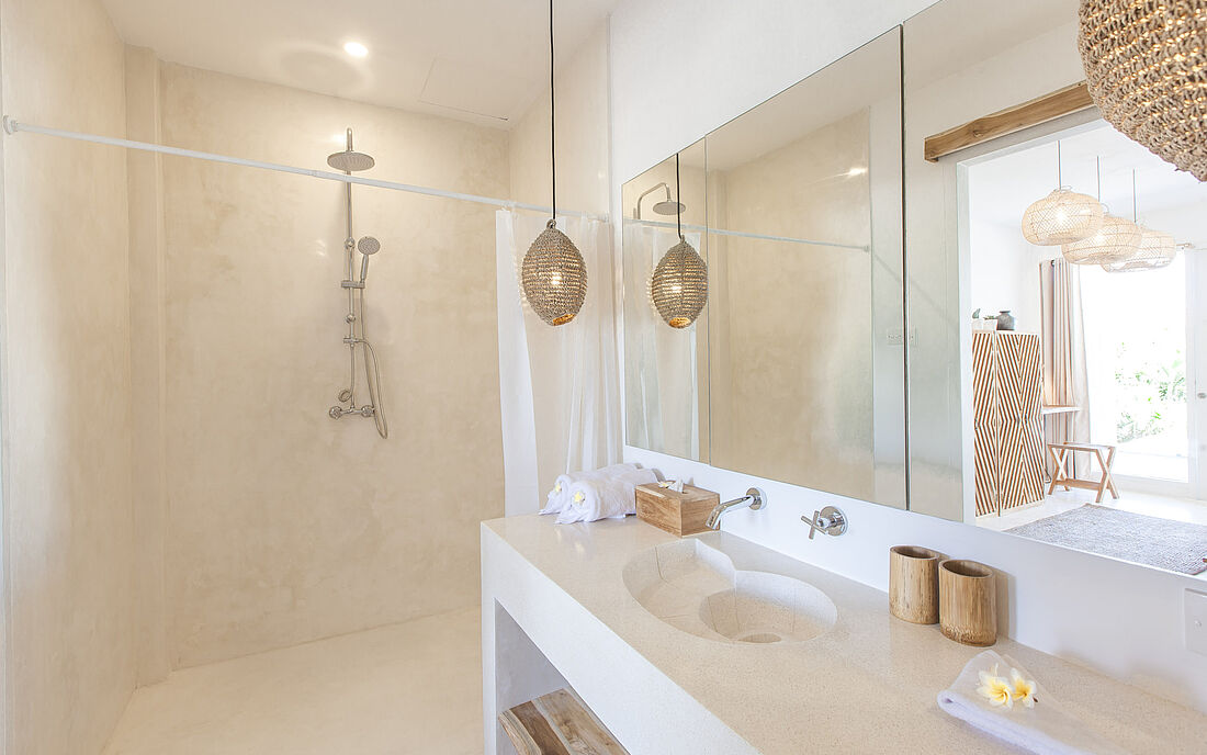 Im Badezimmer k&ouml;nnt Ihr euch eine Abk&uuml;hlung holen BAli Surfcamp