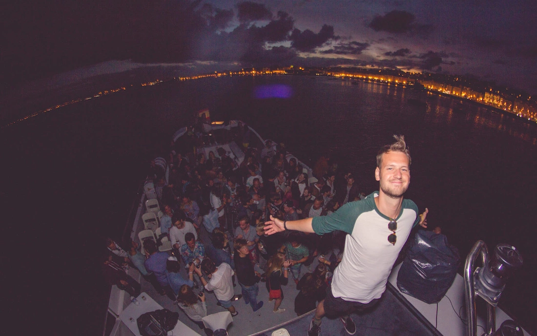 Eine einzigartige Atmosphäre Surfcamp Loredo Spanien Bootsparty