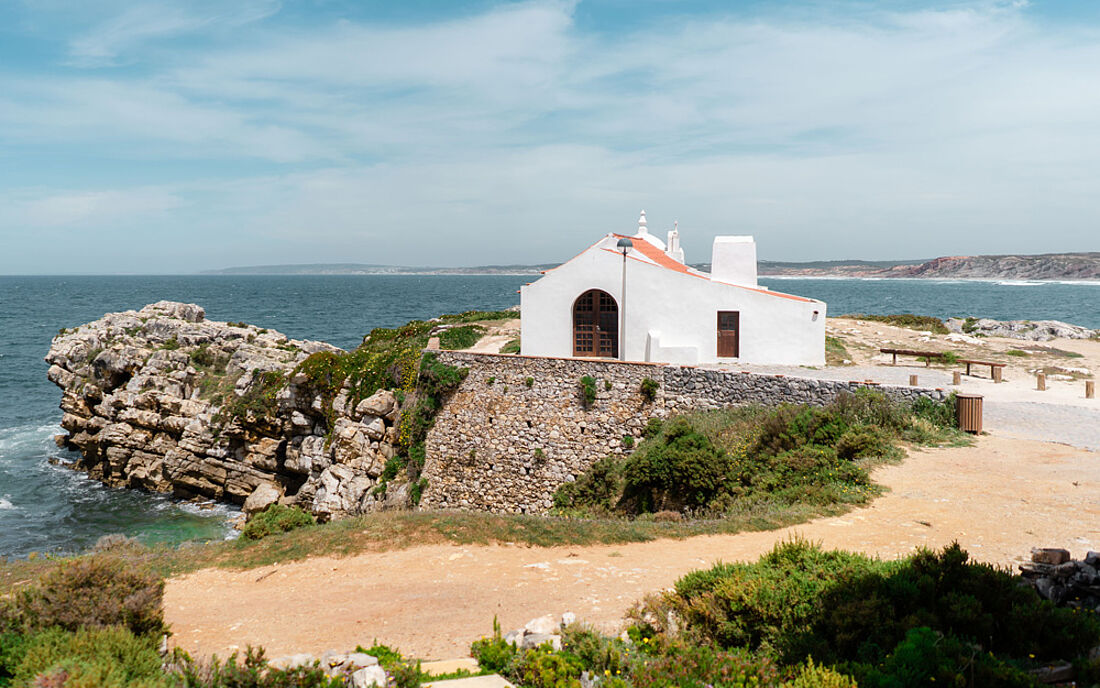 Walking along the coast Surfcamp Peniche Portugal hiking