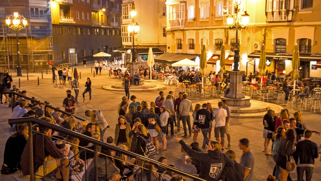 Typisch Spanisch – an der Plaza chillen Surfcamp Loredo Spanien Ausflug Santander