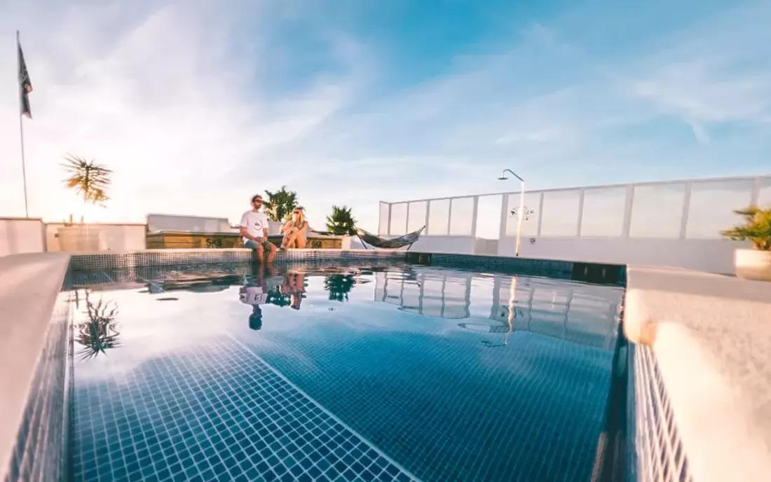 Chillen am Pool und Meerblick genießen
