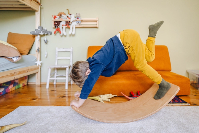 Balance Board Kinder: Kind spielt auf einem Wobbel Board