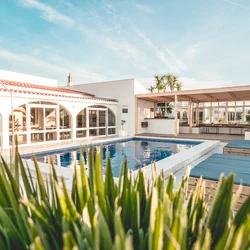 Surflodge Portugal Terrasse und Pool mit Palmen