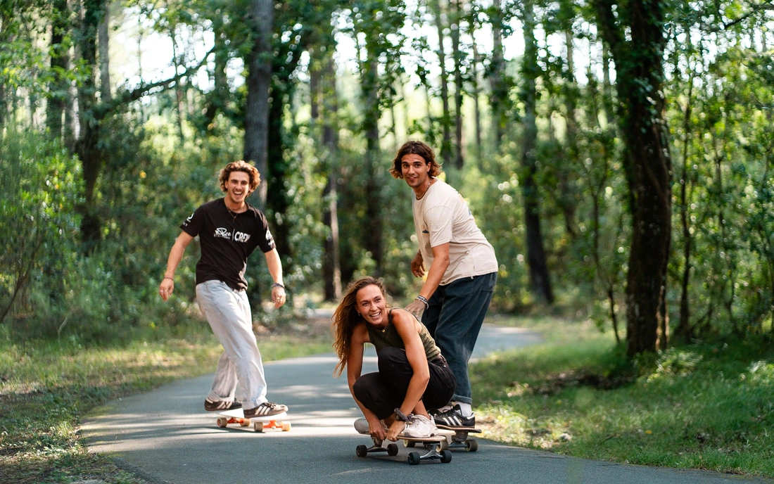 Surfskate Guide 2025 mit Foto vom PURE Surfcamps Team am Cruisen in Frankreich