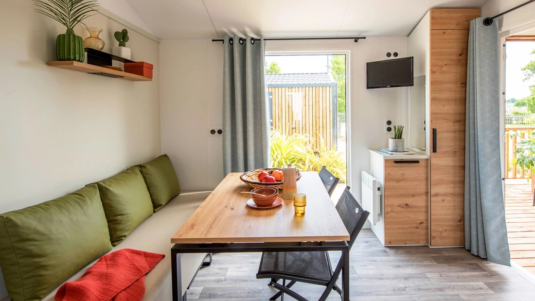 Familien Surfcamp Frankreich Mobile Home Wohnessbereich