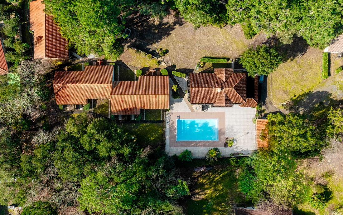 Unsere Surfcamp-Anlage von oben Surfcamp Soustons Plage Frankreich mit Pool