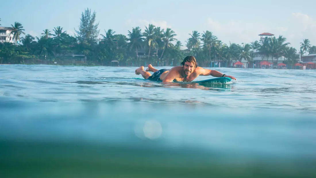 [Translate to English:] Weligama bietet verscheidnene perfekte Wellen für Surfanfänger