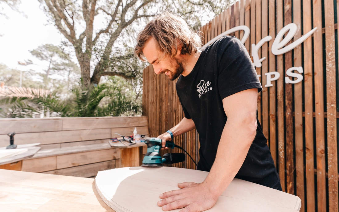 Abschleifen der soeben zugeschnittenen Kanten Abschleifen der soeben zugeschnittenen Kanten