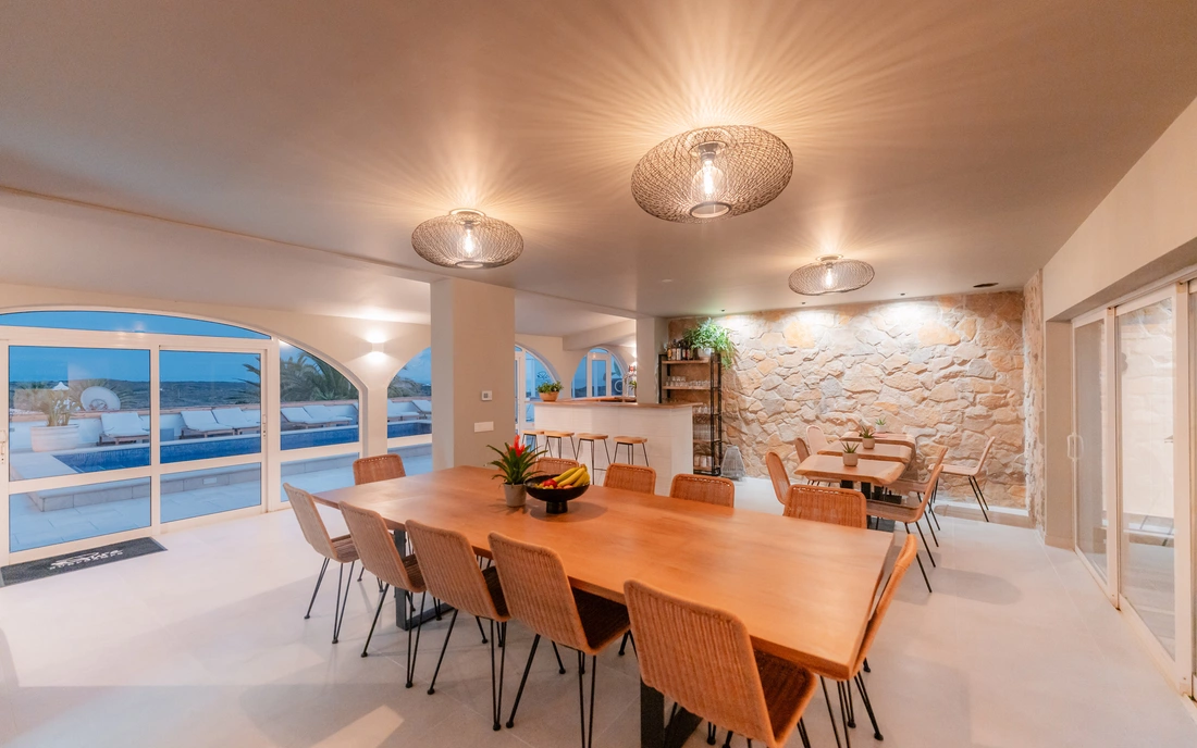 Das großzügige Wohnzimmer mit hauseigener Bar