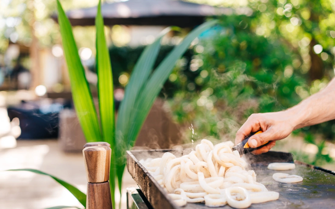 Vorbereitungen für das köstliche Seafood-BBQ Puresurfcamps 24+ Frühstück