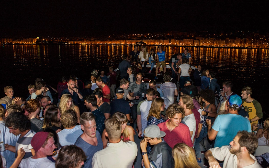 Bootsparty mit Blick auf die Skyline von Santander Surfcamp Loredo Spanien Bootsparty