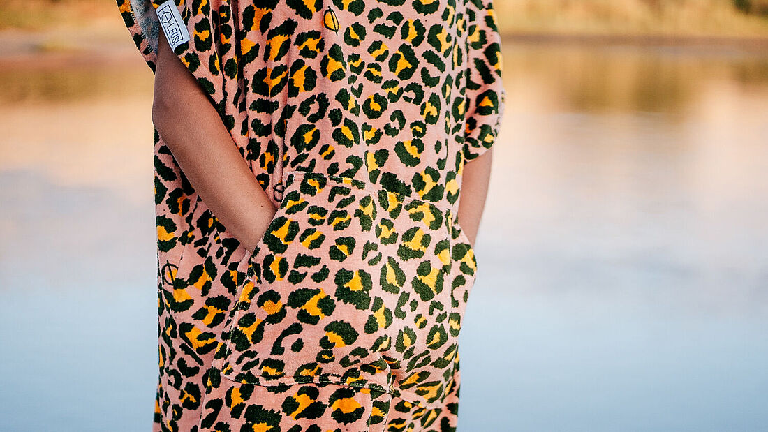 surfponcho im leoparden print mit bauchtasche von nah