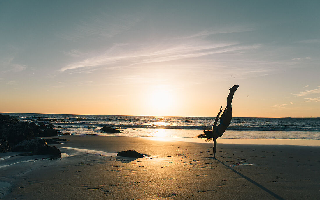 einfach mal einen Handstand am Strand wagen
