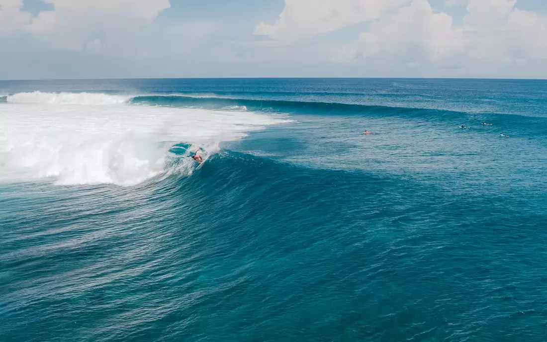 Surfer beim surfen auf den Malediven