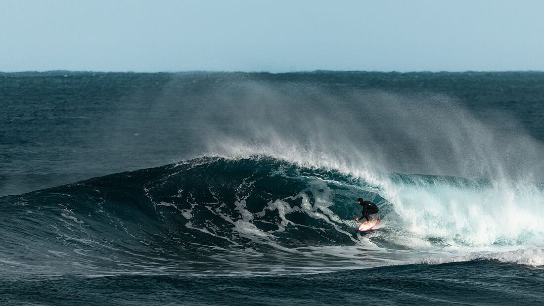 Tim Elter surft eine Tube am Surfspot El Hierro an der North Shore