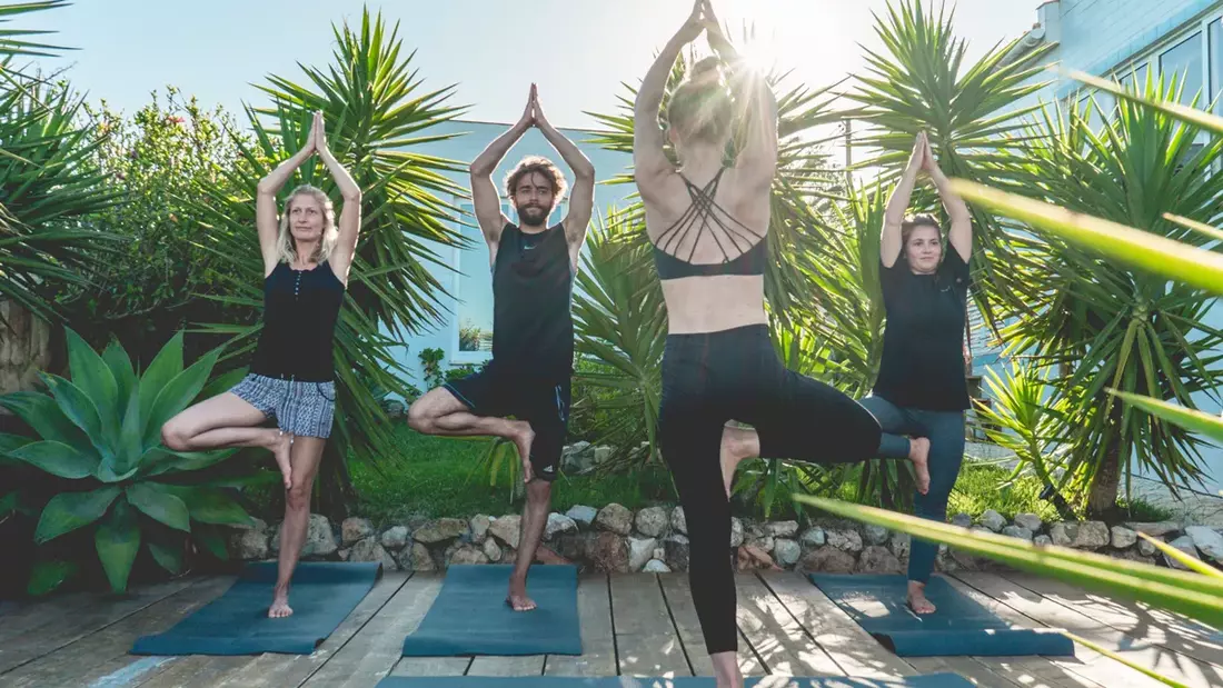Das Yogadeck im Garten Surflodge Portugal Surf and Yoga Urlaub