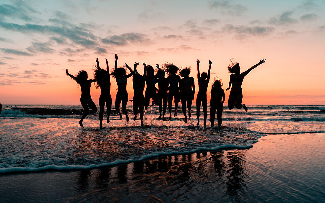 M&auml;dchen beim Sonnenuntergang am Strand