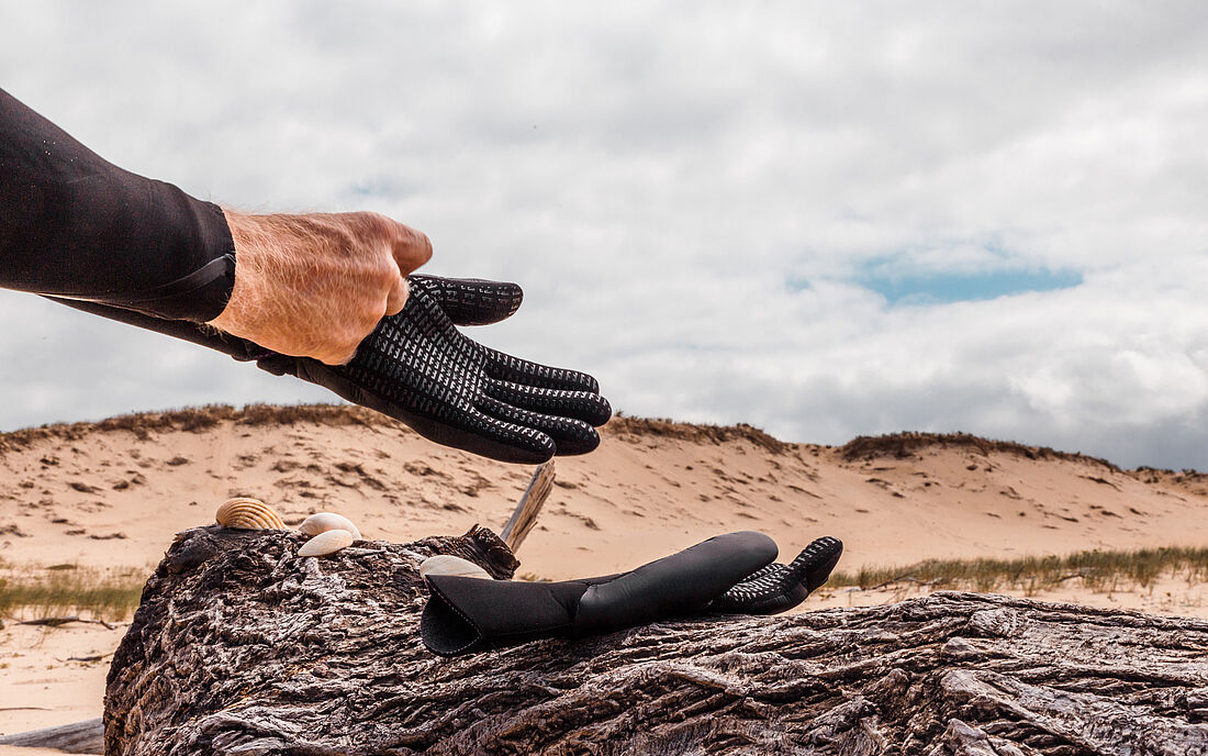 Auf Neopren Gloves wird auf der Handinnenfl&auml;che oft ein rutschfestes Material verklebt. Mehr Halt am Brett