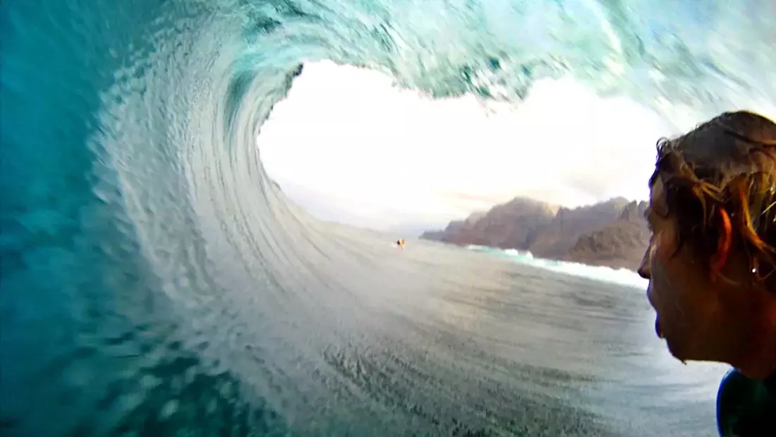 Große klare Wellen zum surfen
